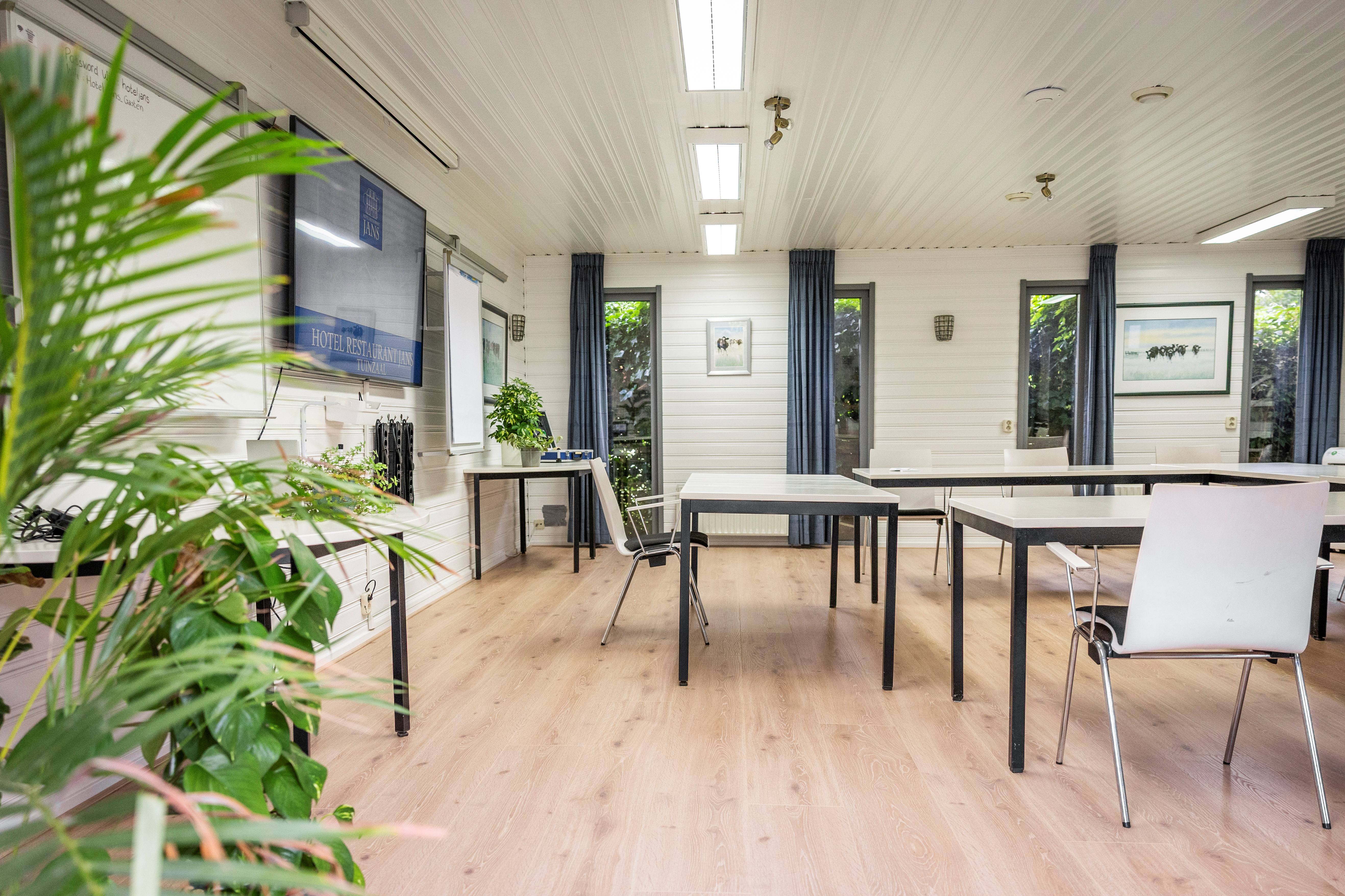 Tuinzaal zijkant 2.jpg